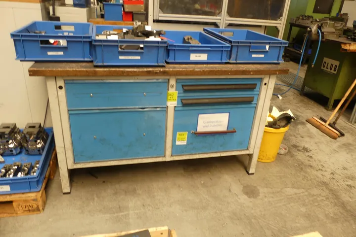 Werkbank, ohne Inhalt Maße in cm ca. 150 x 70 x 84